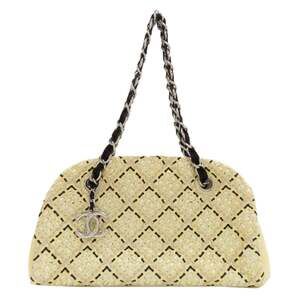 CHANEL White Shoulder Bag
